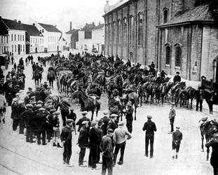 Canons belges, fabriqués par Krupp, se préparant à la bataille près de Gand, Belgique, Première Guerre mondiale
