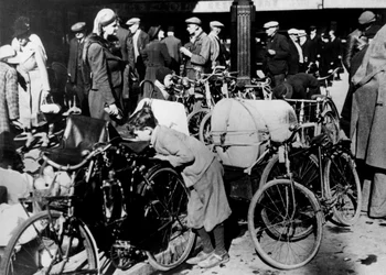 Réfugiés belges avec leurs vélos et possessions devant la Gare du Nord, Paris, juillet 1940