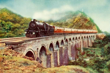 Entre Bombay et Delhi. Une vue frappante du Frontier Mail passant sur un viaduc, 1935
