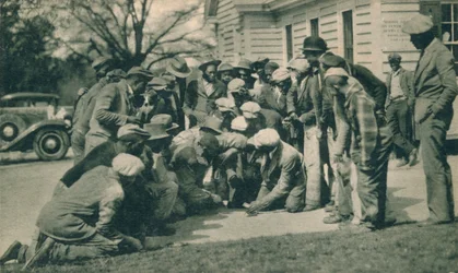 Caddies noirs jouant aux dés, vers les années 1920