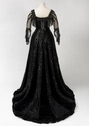 Robe de soirée noire longue portée par la reine Alexandra, ornée de perles et de paillettes et intégrant le ruban de soie noire à inscription dorée portant le nom de la reine Alexandra, réalisée par Barolet of Knightsbridge, Londres, 1908-1910