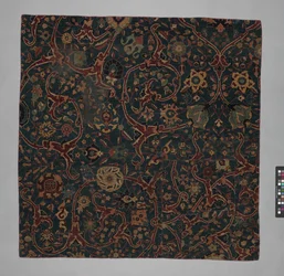 Fragment de tapis à fond bleu avec des vignes florales enroulées, Iran, 17ème siècle