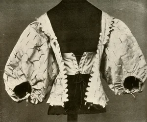 Corsage de satin blanc fendu et piqué, vers 1620-1640, 1937