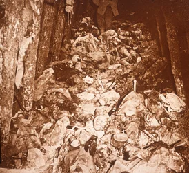 Corps dans les tunnels sous le Mont Cornillet, Champagne, nord de la France, vers 1917