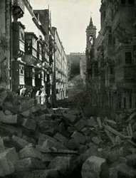 Dégâts de bombes dans une rue maltaise, Seconde Guerre mondiale, 1942-1944