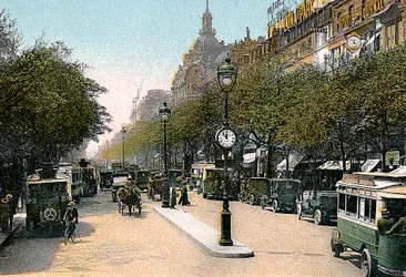 Boulevard des Italiens, Paris, avec voitures et autobus, vers 1900