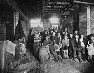 Garçons ramassant des journaux à vendre, États-Unis, c.1919