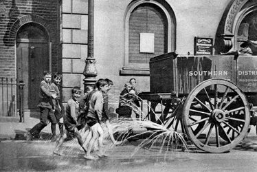 Garçons suivant le chariot d