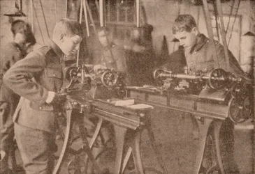 Garçons du Bradfield College fabriquant des pièces d