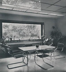 Salle à manger dans une maison à Bucarest par Rudolf Frankel