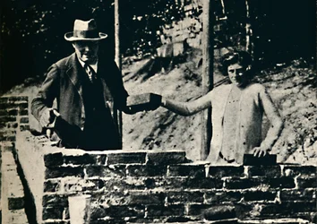 Maçon et artisan, 1928, 1945.