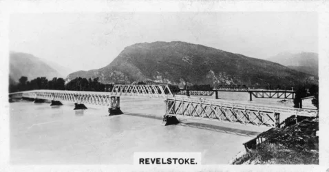 Pont sur la rivière Columbia, Revelstoke, Colombie-Britannique, Canada, vers 1920