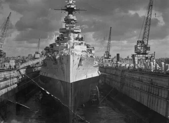 Cuirassé britannique HMS Malaya dans un dock flottant, Malte, c1937
