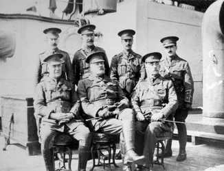 Officiers britanniques sur le navire-prison Royal Edward, amarré au large de Southend, novembre 1914