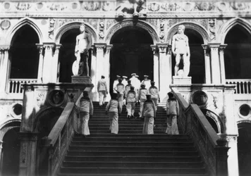 Marins britanniques visitant le Palais des Doges, Venise, Italie, 1938