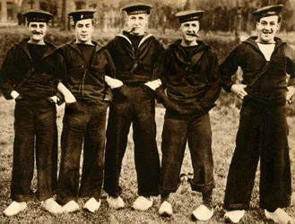 Marins britanniques portant des sabots néerlandais, Première Guerre mondiale, 1914-1918, 1933