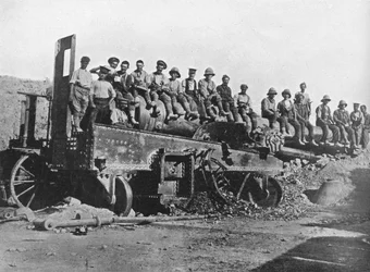 Soldats britanniques sur un canon turc détruit, 1915