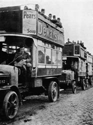 Troupes britanniques déplacées vers une nouvelle partie de la ligne par des autobus, 1915