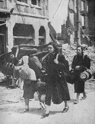 Les troupes britanniques tiennent bon à Louvain alors que les réfugiés quittent la ville, 1940