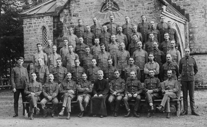 Troupes britanniques devant l