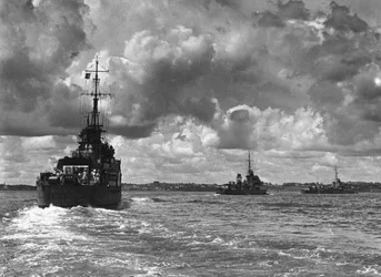 Navires de guerre britanniques entrant dans le port de Sydney, Australie, 1945