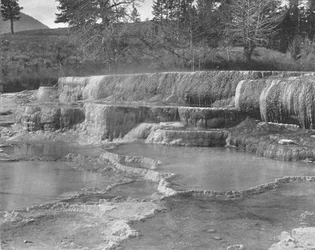 Sources sulfureuses brunes, parc national de Yellowstone, États-Unis, vers 1900