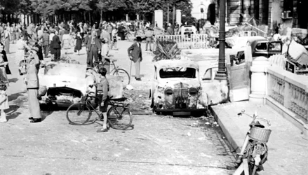 Voitures brûlées, Place de la Concorde, libération de Paris, août 1944