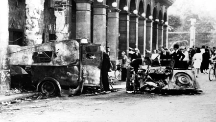 Véhicules incendiés dans la rue de Castiglione, libération de Paris, 25 août 1944