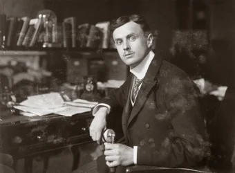 C S Rolls assis à son bureau, vers 1902