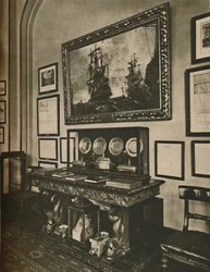 Cabinet des reliques de Nelson dans la salle du comité de Lloyds, vers 1935