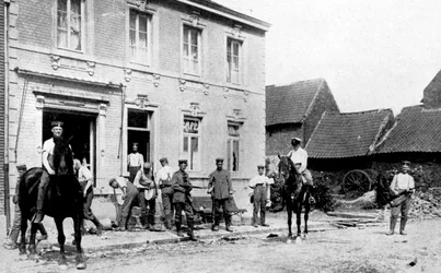 Café à Mouland, détruit par les Allemands, Première Guerre mondiale, 1914