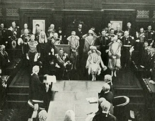 Canberra, Australie. Leurs Majestés ouvrant le Premier Parlement Fédéral, 9 mai 1927, 1937