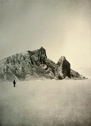 Cap Barne. Le Pilier au Premier Plan à Droite est Volcanique, c1908