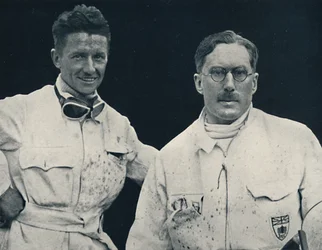 Capitaine G. E. T. Eyston et assistant, 1937