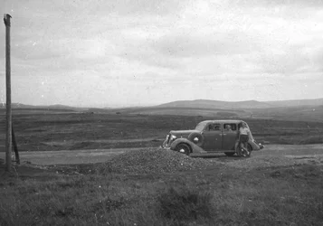 Voiture dans la lande de Bodmin, Cornouailles, vers les années 1930-vers les années 1940
