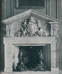 Cheminée en marbre sculpté par William Kent 1685-1748. Dans la salle à manger publique à Hampton Court