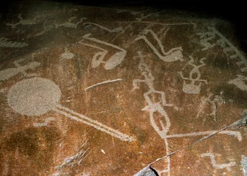 Petroglyphes sculptés de personnes, cerfs, élans, oiseaux, bottes et cercles, 4ème-3ème millénaire av. J.-C.