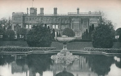 Château Ashby, Northants : Côté sud, avec fontaine