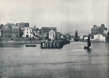 Castletown - Depuis le quai, montrant le château de Rushen, 1895