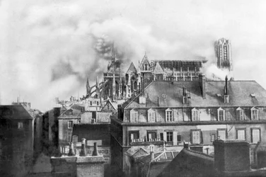 Cathédrale de Reims en feu sous les bombardements allemands, France