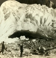 Bouche caverneuse du gigantesque glacier de Brigsdal où la glace fondante forme des torrents de montagne, Norvège, vers 1905