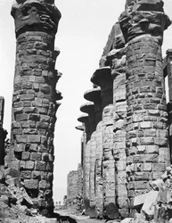 Allée centrale du grand temple de Karnak, Égypte, 1878