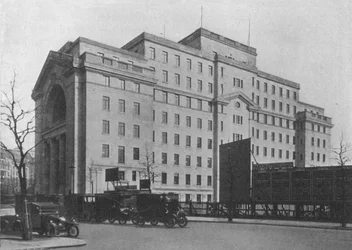 Centre Block de Bush House, Londres, depuis Aldwych