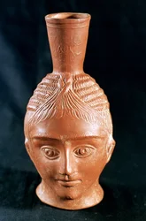 Vase en céramique en forme de tête anthropomorphe, El Aouja, Tunisie