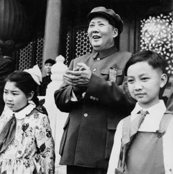 Le président Mao Zedong applaudissant les défilants depuis la tribune de Tien An Men à Pékin, Chine