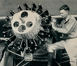 Charles Lindbergh vérifiant le moteur de son avion avant son vol transatlantique, 1927 vers 1937