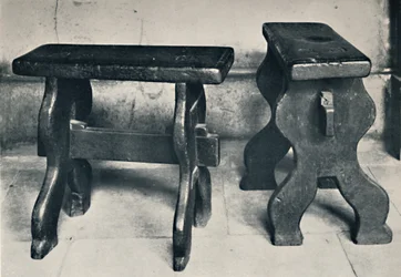 Chartreuse. Deux tabourets anciens, maintenant conservés dans la bibliothèque, 1925