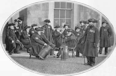 Pensionnaires de Chelsea avec des cruches noires, Londres, vers 1901