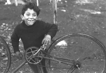 Enfant réparant un vélo, Borghetto Nomentano, Rome, Italie