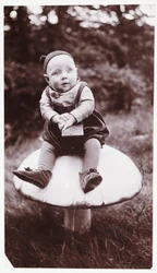 Enfant avec un appareil photo Brownie, vers 1900